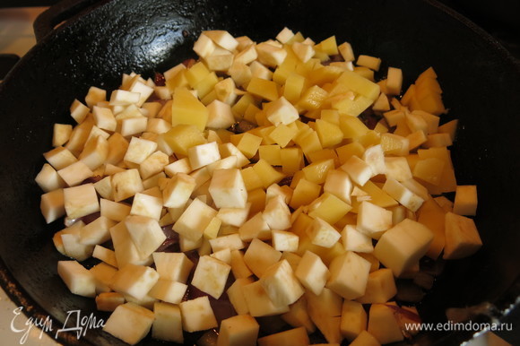 Добавляем картофель и сельдерей, готовим 3–4 минуты.