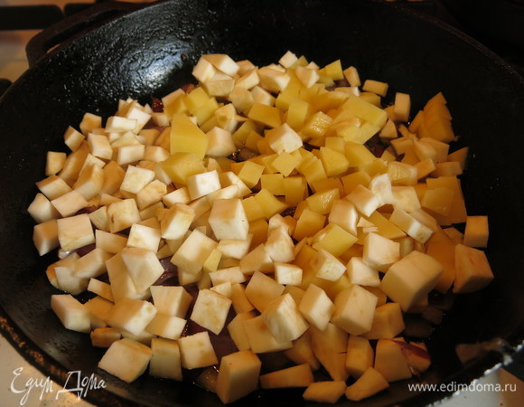 Добавляем картофель и сельдерей, готовим 3–4 минуты.