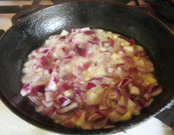 Обжариваем на масле лук и чеснок до прозрачности.