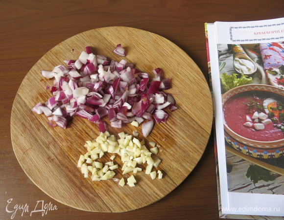 Также подготовим лук и чеснок, очистим и нарежем.
