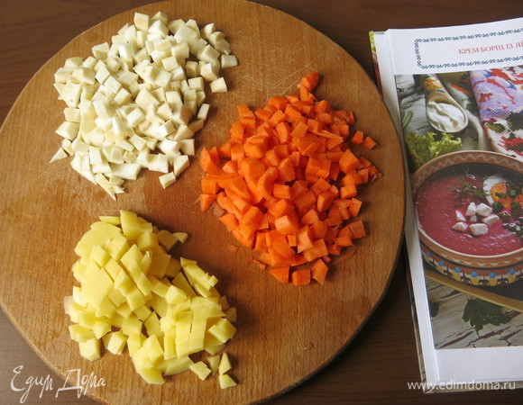 Картофель, морковь, сельдерей нарезаем мелкими кубиками.