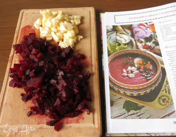 Нарезаем кубиками свеклу и яблоки.