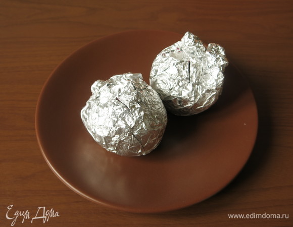 Подготовим продукты. Готовила по кулинарной книге, в которой практически все ингредиенты указаны точно в граммах, я указала также. Обычно борщ готовлю «на глаз», но в этом рецепте все точно вымерено. Свеклу помытую запекаем в фольге 1,5 часа при 180°C.