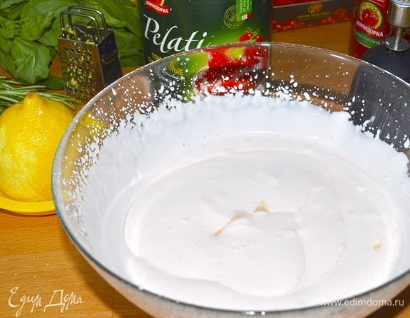 Подготовить основу — джелато. Сливки и сгущенное молоко хорошо охладить (не в морозилке). Взбить сливки. Добавить сгущенное молоко, сок от помидоров и снова взбить.