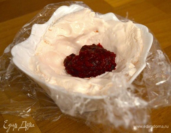 Любую форму выложить пищевой пленкой, выложить в нее джелато, сделать в середине выемку, добавить наполнитель аль помодоро.