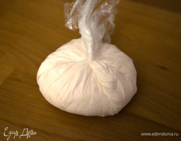 Скрепить концы пищевой пленки, тем самым закрыв начинку, и убрать в холод на час.