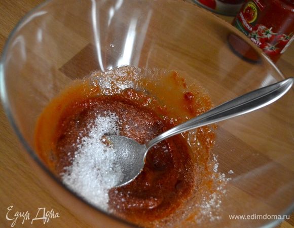 Приготовить фокаччу. К томатной пасте ТМ «Помидорка» добавить воду, хорошо перемешать. Добавить масло, соль и сахар.