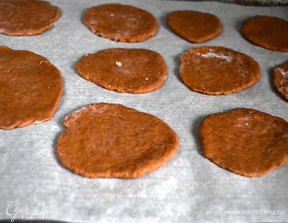 Раскатать, придать печеньям форму. Выпекать на пергаменте (или коврике для выпечки) в течение 25–30 минут при температуре 170°C до появления румянца.