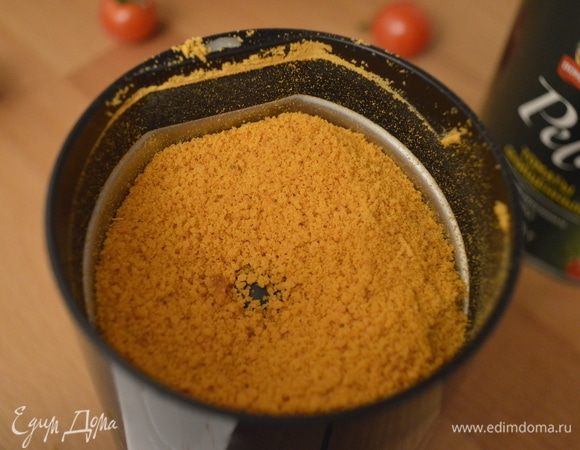 Фокаччу остудить и измельчить.