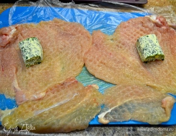 Курицу вымыть и обсушить. Отрезать крылья по суставам, оставляя последний сустав, соединяющийся с грудкой. Срезать с грудки филе вместе с косточками от крылышек. Очистить косточки от мяса. Сделать надрезы вправо и влево, не прорезая филе насквозь, и раскрыть, как книгу. Далее отбить, накрыв пакетом, стараясь, чтобы не было разрывов.<br />
Зеленое масло: зелень вымыть, обсушить и мелко порубить. Размягченное сливочное масло соединить с укропом и солью. Выложить масло на пищевую пленку или пакет. Скатать валик и убрать в морозилку на 15–20 минут.