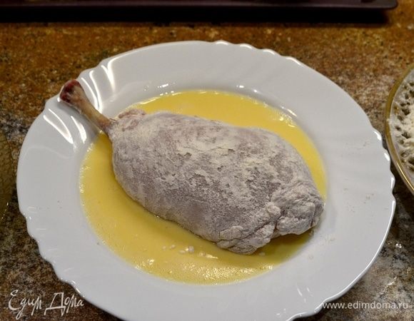 В разные миски насыпать муку и хлебные крошки (или панировочные сухари), в яйца влить молоко, соль и взбить слегка (льезон получаем). Запанировать котлеты в муке. Обмакнуть в льезоне.