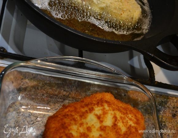 В кастрюле или глубокой сковороде разогреть растительное масло. Аккуратно уложить котлету в горячее масло (главное, чтоб в масло не попадали капли воды, тогда масло не будет у вас «стрелять»). Обжарить до румяной корочки по 2–3 минуты с каждой стороны. Переложить котлету в форму для запекания. Поставить в разогретую до 200°C духовку и выпекать до готовности около 10 минут.