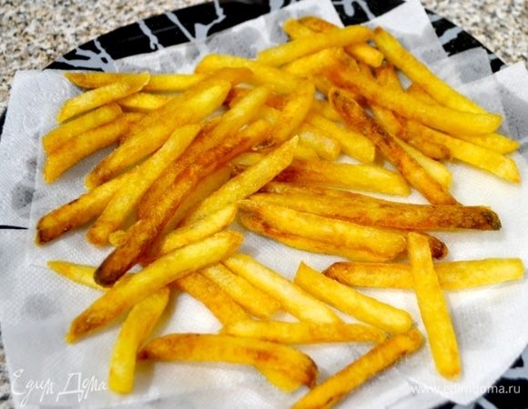 В этом же масле обжарить подготовленную картошку.