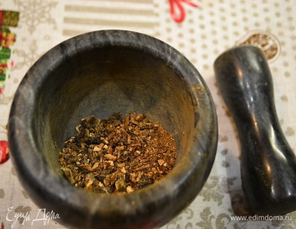 Для соуса сушеные грибы растолочь (можно, чтоб оставались небольшие сегменты). Порошок опускаем в кипяток, посолить, добавить специи, сушеную зелень. Даем покипеть 20 минут.