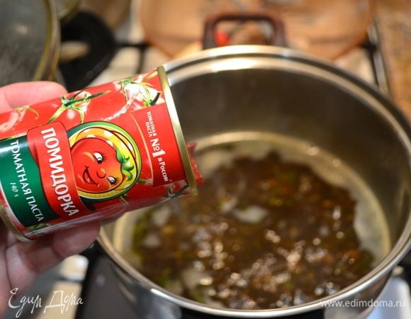 Далее добавляем нашу любимую томатную пасту ТМ «Помидорка». Размешать и дать покипеть 10 минут, добавить натертый чеснок, свежую зелень.