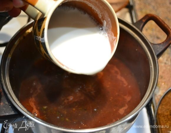 Далее вводим муку, разведенную в воде, для придания соусу эластичности.