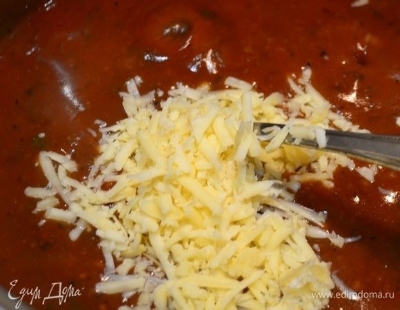 Добавляем в соус натертый сыр пармезан. Соус мы используем для картошки фри и котлет!