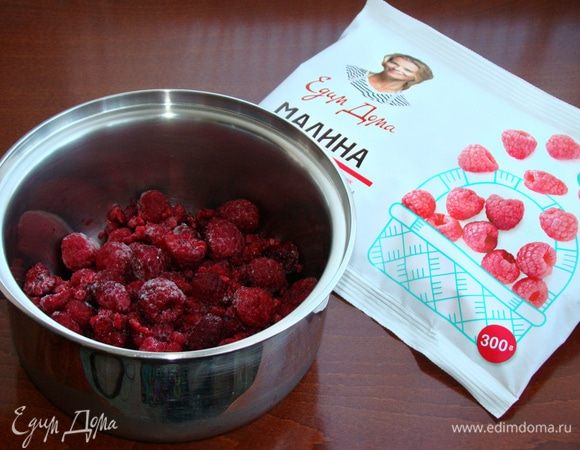 Разморозить малину ТМ «Планета витаминов» или для быстроты прогреть в сотейнике.