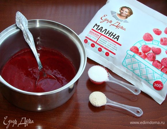 Протертое пюре переложить обратно в сотейник, добавить 1 ст. л. сахара и 1 ч. л. пектина. Все перемешать и проварить минуты три. Готовое малиновое пюре остудить до комнатной температуры и поставить в холодильник на несколько часов, чтобы оно хорошо охладилось. Таким образом мы подготовили ягодную основу для нашего зефира.