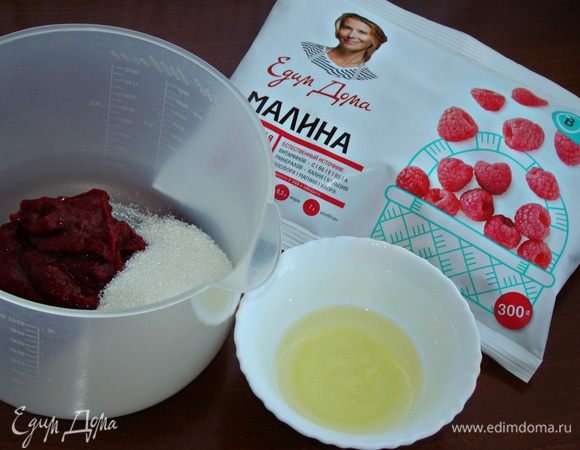 В чашу отложить 130 г готового охлажденного малинового пюре. Добавить сахар и яичный белок.