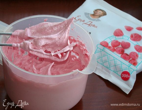 Малиновое пюре взбить в крепкую устойчивую массу ( до так называемых «твердых пиков»). «Клювик» должен стоять — это показатель того, что масса хорошо взбита.