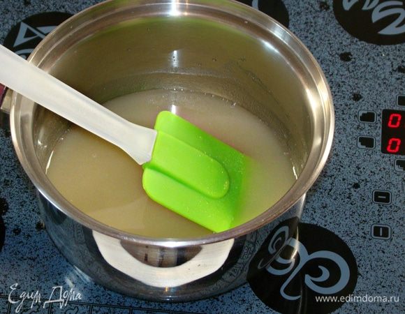 В сотейнике смешать все ингредиенты для сиропа.