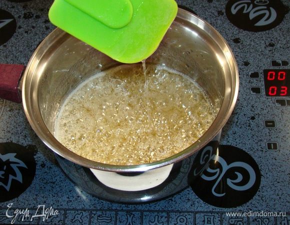 Готовый сироп должен стекать с лопатки непрерывной нитью. Готовый сироп снять с огня и дать пузырькам успокоиться в течение полминутки. Теперь приступаем к самому сложному моменту в приготовлении: необходимо одновременно одной рукой взбивать зефирно-ягодную массу, другой рукой вливать сироп по стеночке чаши тонкой струйкой. Необходимо следить, чтобы сироп не попадал на венчики миксера. Оставшийся агар на дне сотейника в зефирную массу не добавлять!