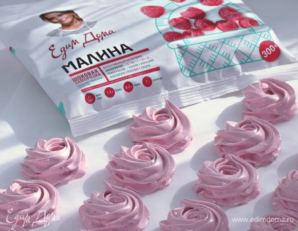 Горячую зефирную массу продолжить взбивать миксером на полной мощности в течение 1-2 минуты. После этого быстро переложить массу в заранее подготовленный кондитерский мешок и отсадить зефир на заранее подготовленный коврик. Агар-агар начинает стабилизироваться при температуре 40°C, поэтому медлить нельзя, иначе зефирная масса застынет в мешке. Стабилизируется зефир в течение 8 и более часов. Время зависит от уровня влажности в комнате.