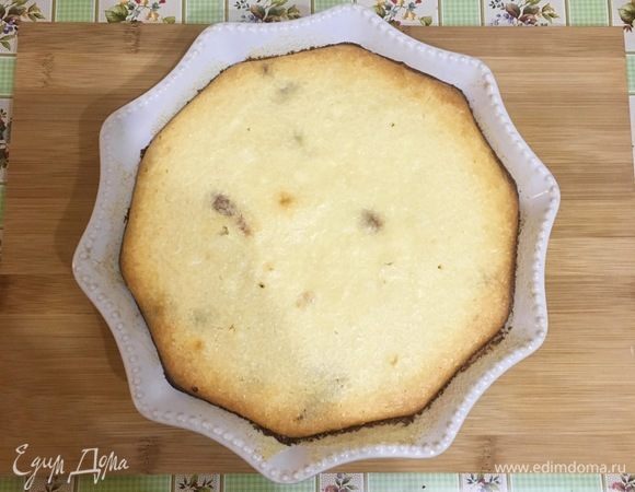 Разогрейте духовку до 200°C, поставьте запеканку на 30 минут. Если время приготовления не вышло, а запеканка уже зарумянилась, накройте ее сверху фольгой и выпекайте оставшееся время.