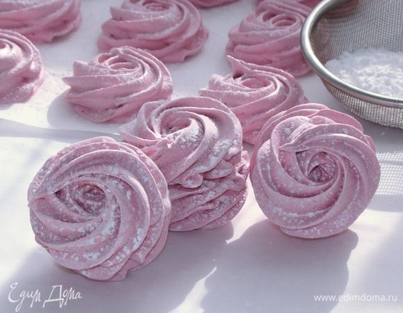 После 8 часов стабилизации зефир посыпать сахарной пудрой и склеить две половинки.