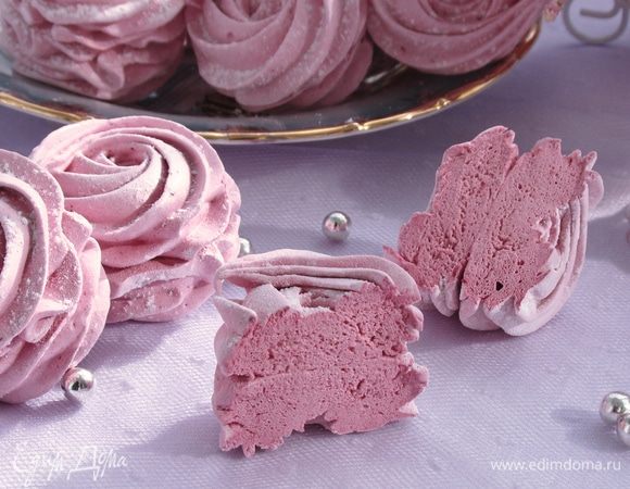 Нежнейший, вкусный, тающий во рту малиновый зефир готов! Приготовить зефир в домашних условиях совсем не сложно. Даже если у вас нет стационарного миксера, подойдет и ручной мощностью не менее 450W. Немного терпения и внимательности. Следуйте шаг за шагом, и у вас к чаю будет вкуснейшее лакомство, которое можно приготовить в любое время года.