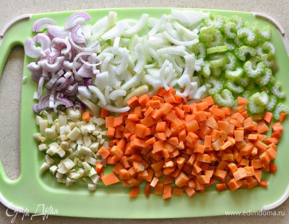 Овощи помыть, очистить. Лук нарезать полукольцами (разрезать еще пополам), морковь — мелкими кубиками, чеснок крупно порубить, сельдерей нарезать полукольцами.