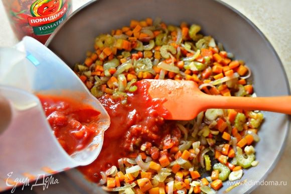 Затем добавить томаты в собственному соку ТМ «Помидорка» (сами томаты освободите от кожуры и нарежьте кусочками). Перемешайте и потушите в течение 5 минут.