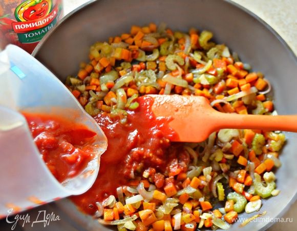Затем добавить томаты в собственному соку ТМ «Помидорка» (сами томаты освободите от кожуры и нарежьте кусочками). Перемешайте и потушите в течение 5 минут.