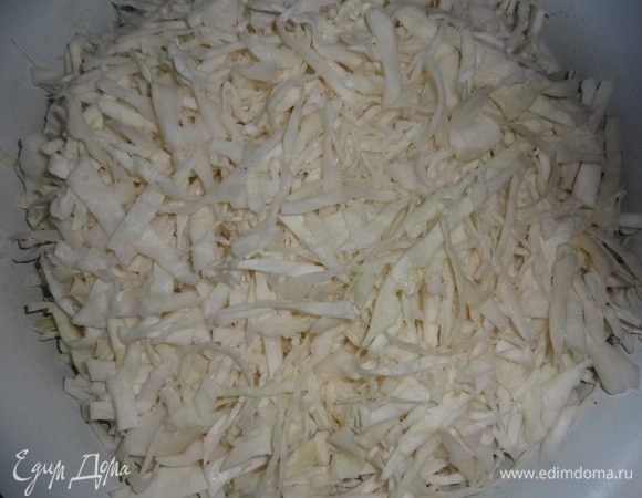 Сложить капусту в чашку, посолить и немного помять руками.