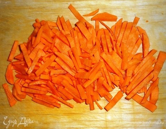 Морковь почистить, помыть, нарезать соломкой.