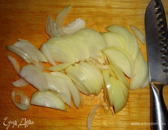 Лук почистить, нарезать соломкой.
