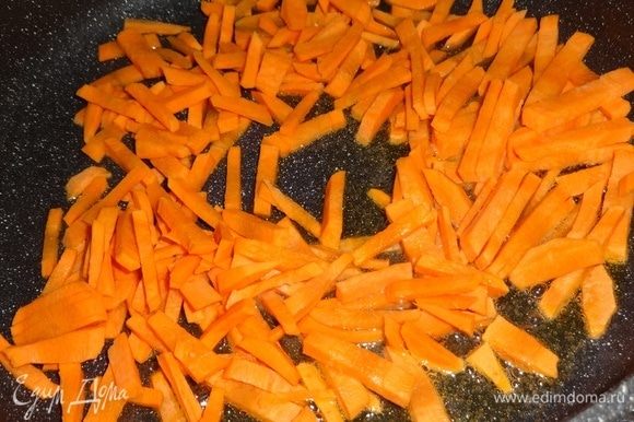 В сковороде разогреть 3 ст. л. растительного масла, положить морковь и обжарить 2–3 минуты.