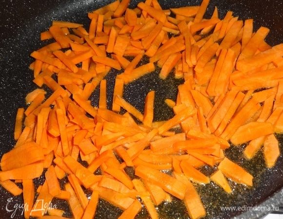 В сковороде разогреть 3 ст. л. растительного масла, положить морковь и обжарить 2–3 минуты.
