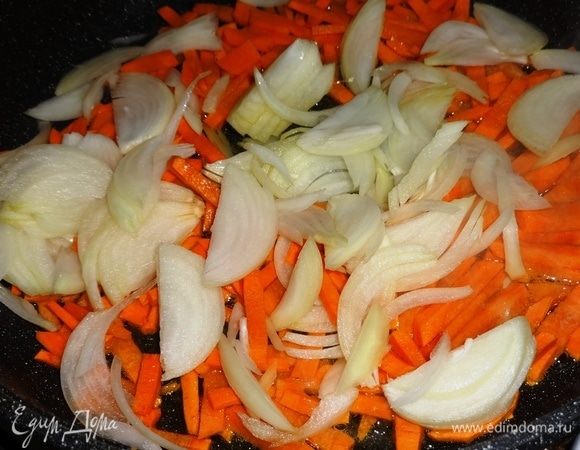 Добавить лук и продолжать обжаривать, помешивая, еще несколько минут.