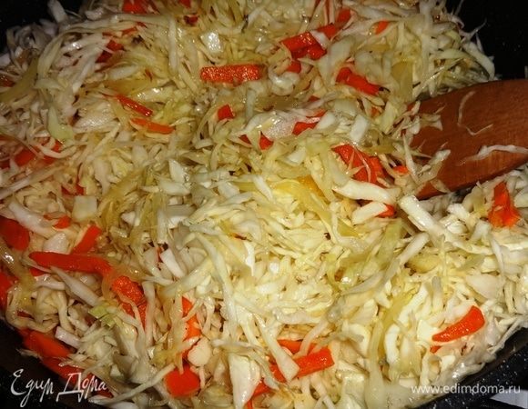 К обжаренным овощам положить капусту, перемешать.