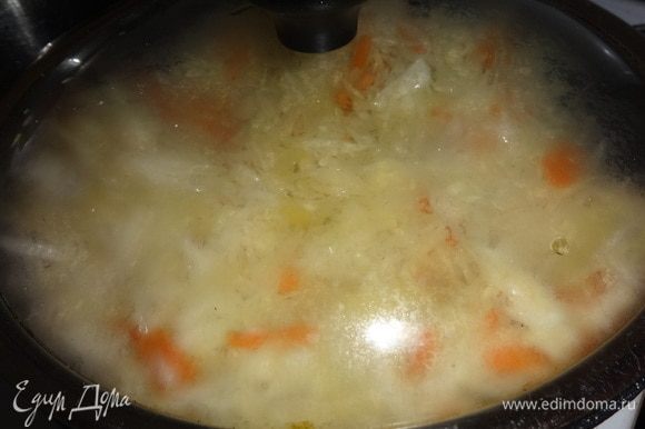 Накрыть сковороду крышкой и потушить капусту с овощами на медленном огне до состояния альденте.