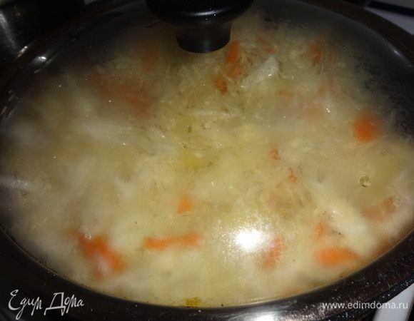 Накрыть сковороду крышкой и потушить капусту с овощами на медленном огне до состояния альденте.