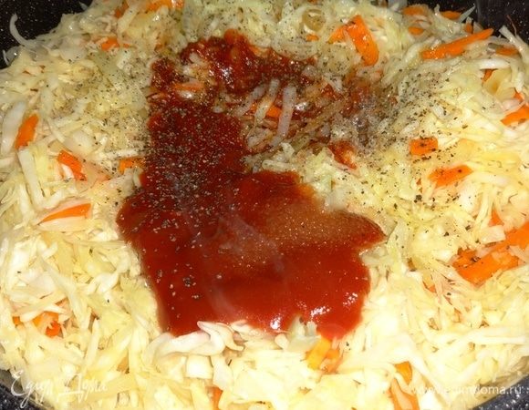 Томатную пасту развести небольшим количеством воды и добавить к капусте. По вкусу добавить соль, сахар, перец, перемешать.