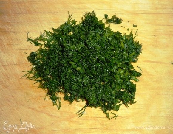 Зелень (у меня петрушка и укроп) вымыть, обсушить, мелко нарезать.