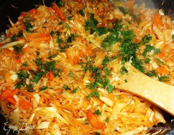 Часть зелени добавить к капусте, перемешать. Подержать на огне 1–2 минуты и снять с огня.