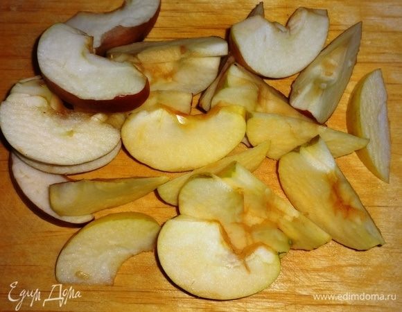 Яблоки помыть, разрезать пополам, удалить сердцевину. Нарезать яблоки крупными дольками.