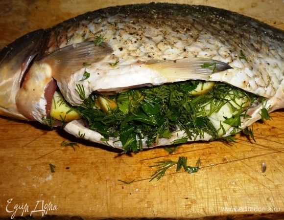 Карася нафаршировать оставшейся зеленью и частью яблок.