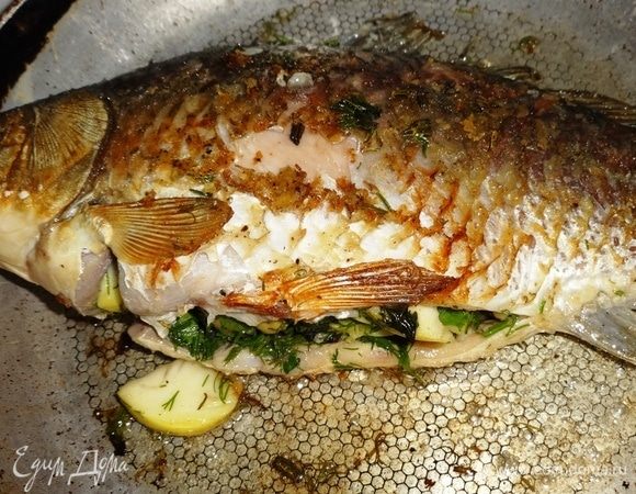 На оставшемся масле обжарить с двух сторон карася, предварительно обваляв его в муке. У меня карась еле-еле поместился на самую большую сковородку.