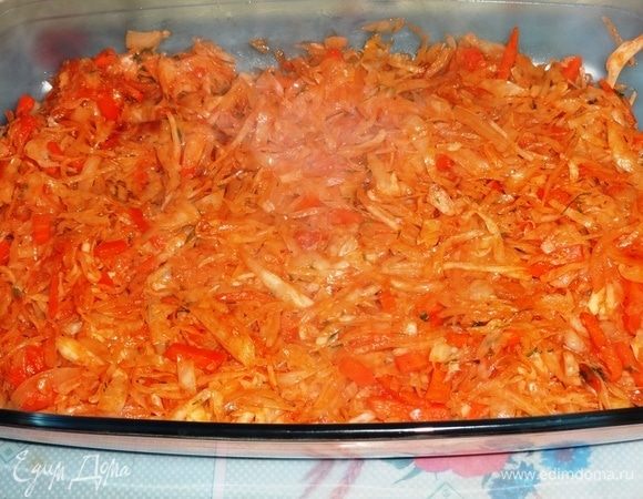 В форму для запекания выложить половину капусты.